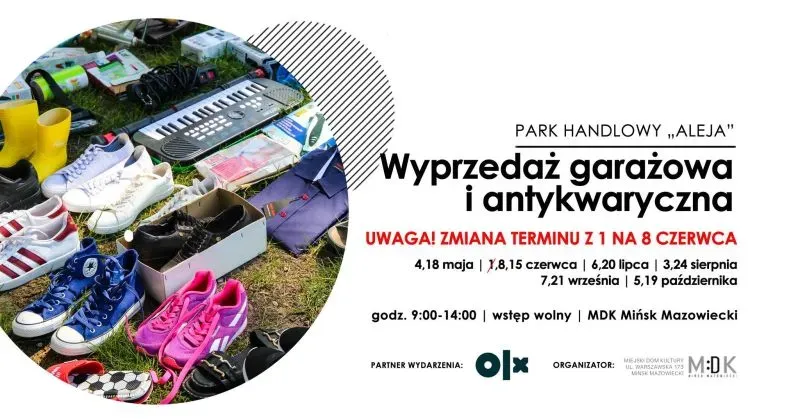 Różne przedmioty na trawie do sprzedaży, w tym buty sportowe, kalosze, klawiatura muzyczna i inne drobiazgi.